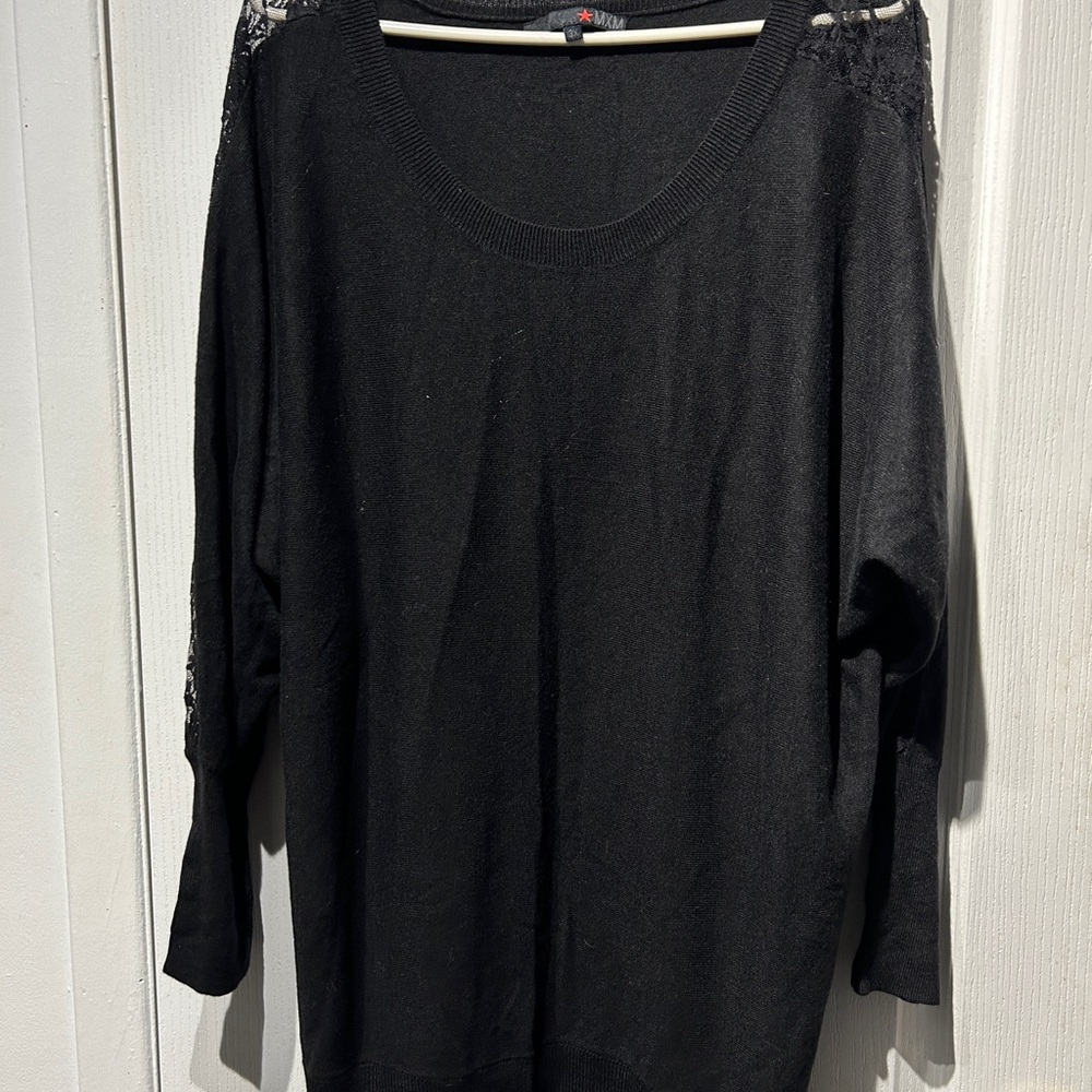Black lace and tricot pull